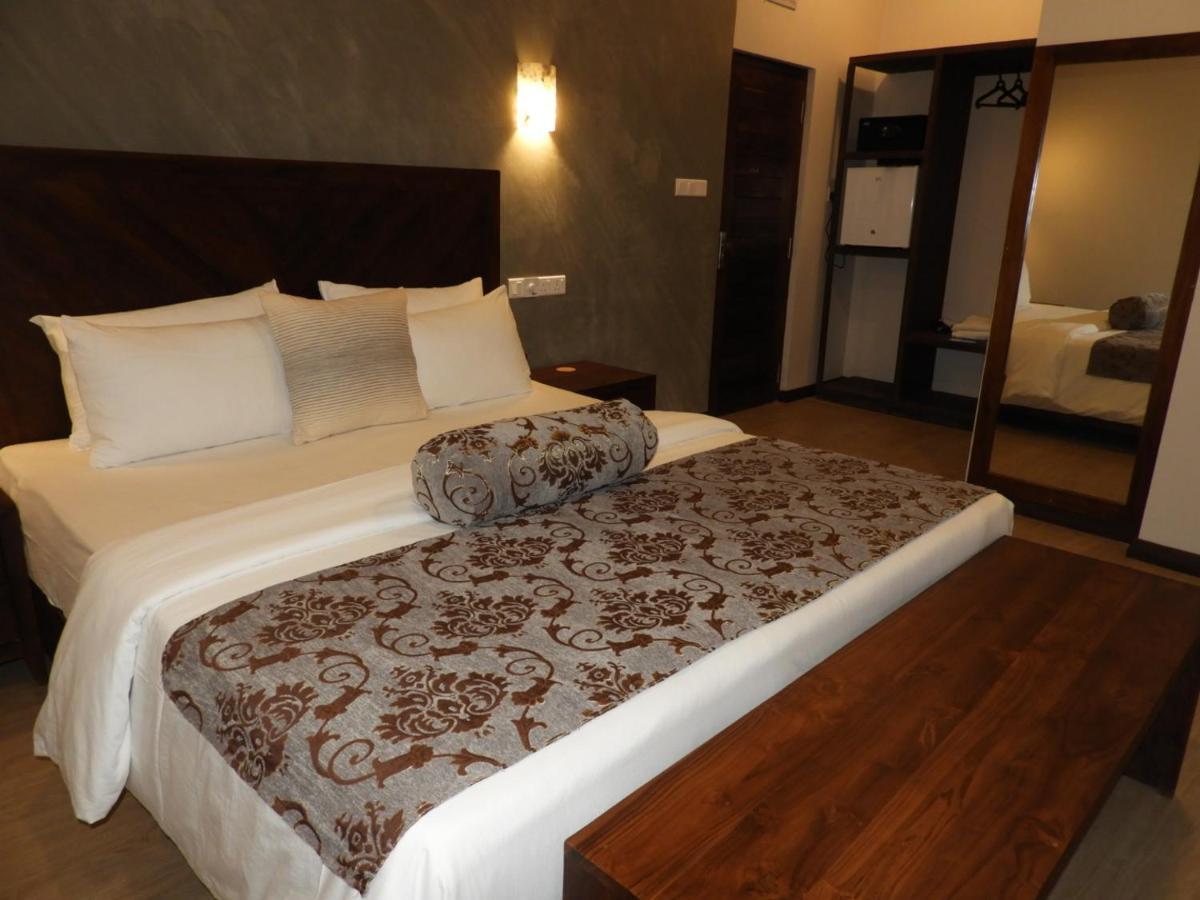 Sapphire Seas Beachfront Hotel Hikkaduwa Bagian luar foto