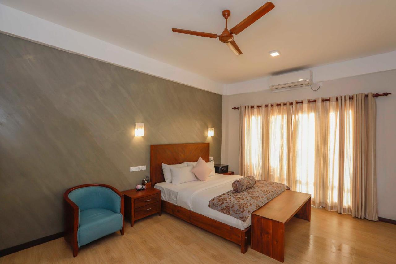 Sapphire Seas Beachfront Hotel Hikkaduwa Bagian luar foto